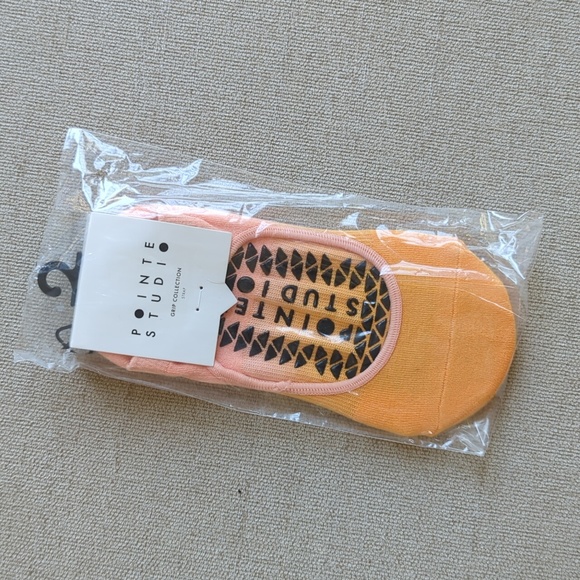 New Pointe Studio Grip Socks - Picture 1 of 2